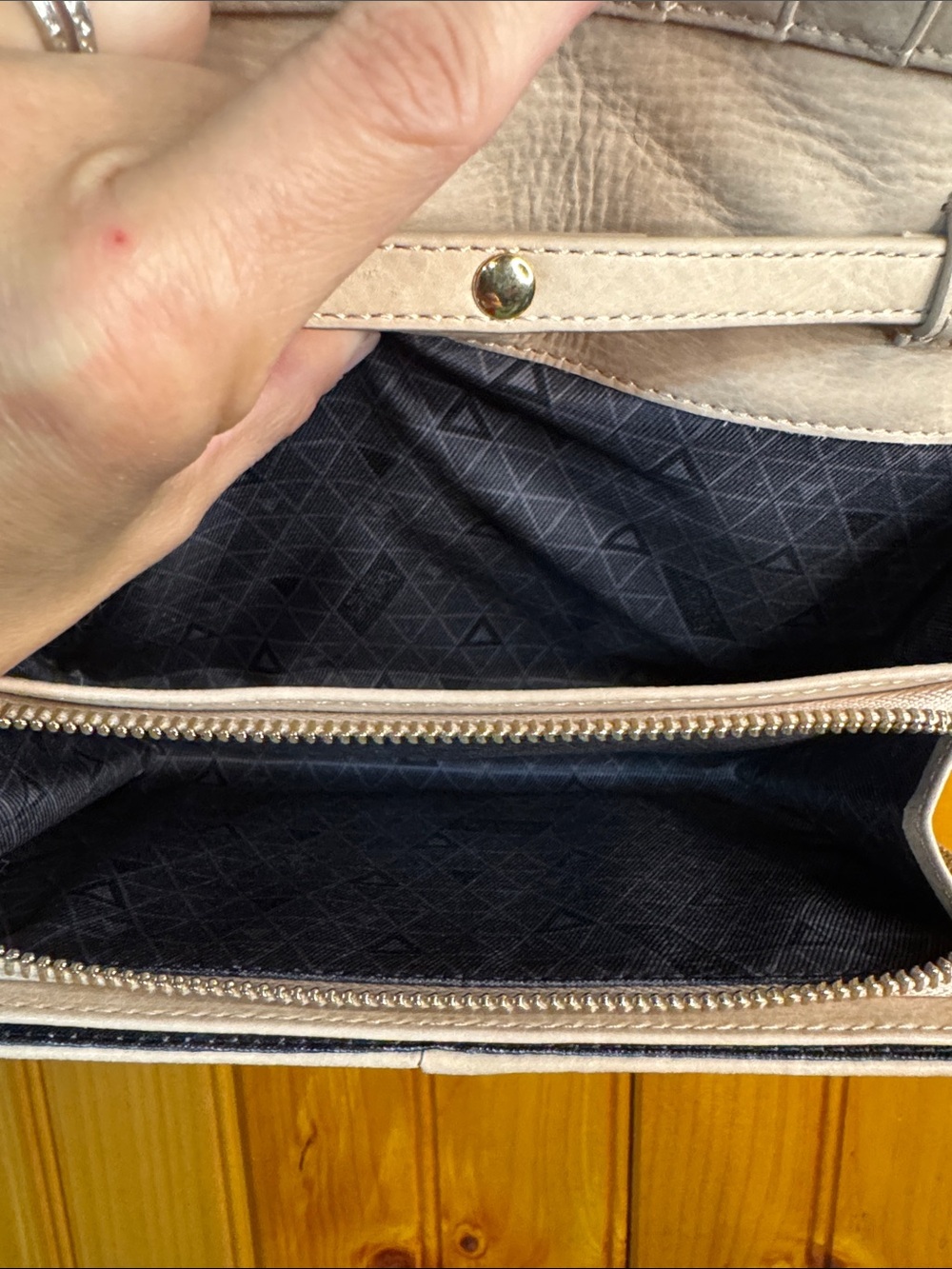 Botkier New York Creamy Pink Leather Quilted Crossbody/Wallet with Gold Chain - Picture 6 of 12